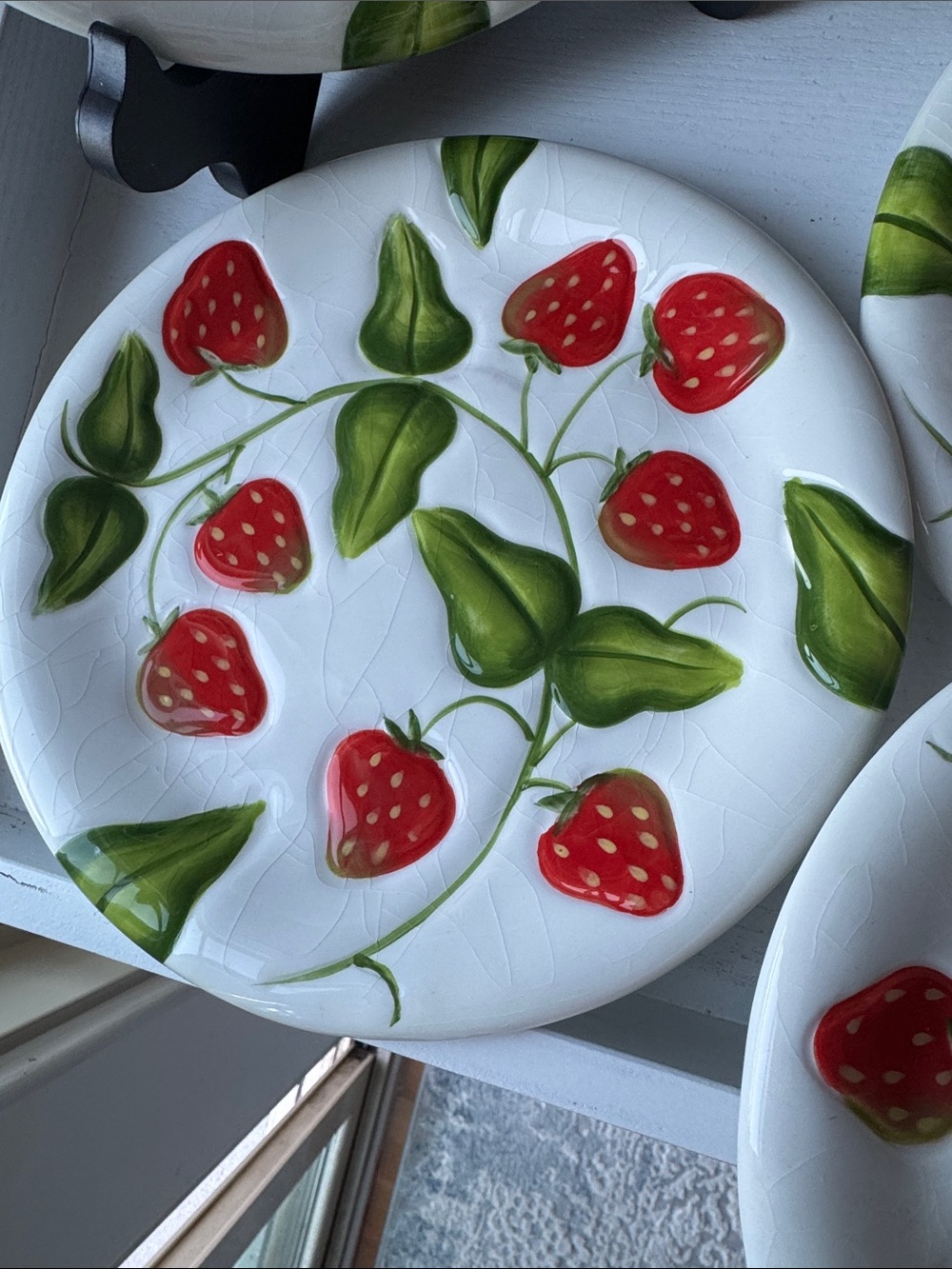 Hand-Painted raised Strawberry Ceramic Dessert Plates set of 4 - Picture 7 of 8